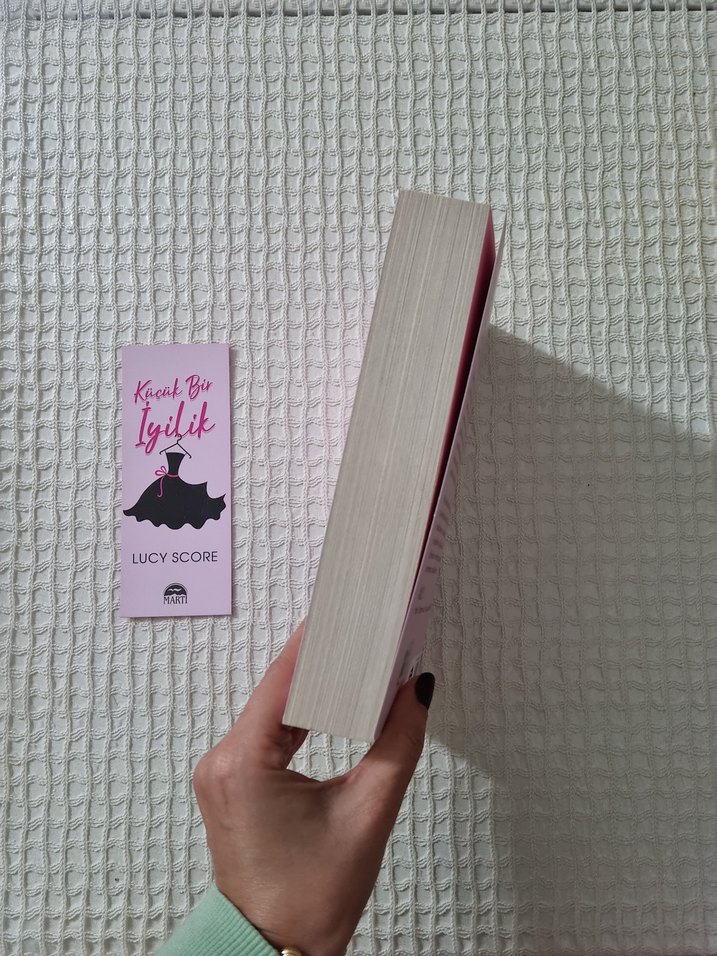 Küçük Bir İyilik - Lucy Score - Görsel 3