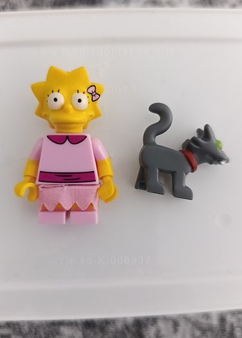 Pembe Lego Figürü ve Gri Kedi