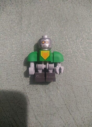 Diğer Aaron Bot - Green Shoulders, Flat Silver Helmet Item No: nex02
