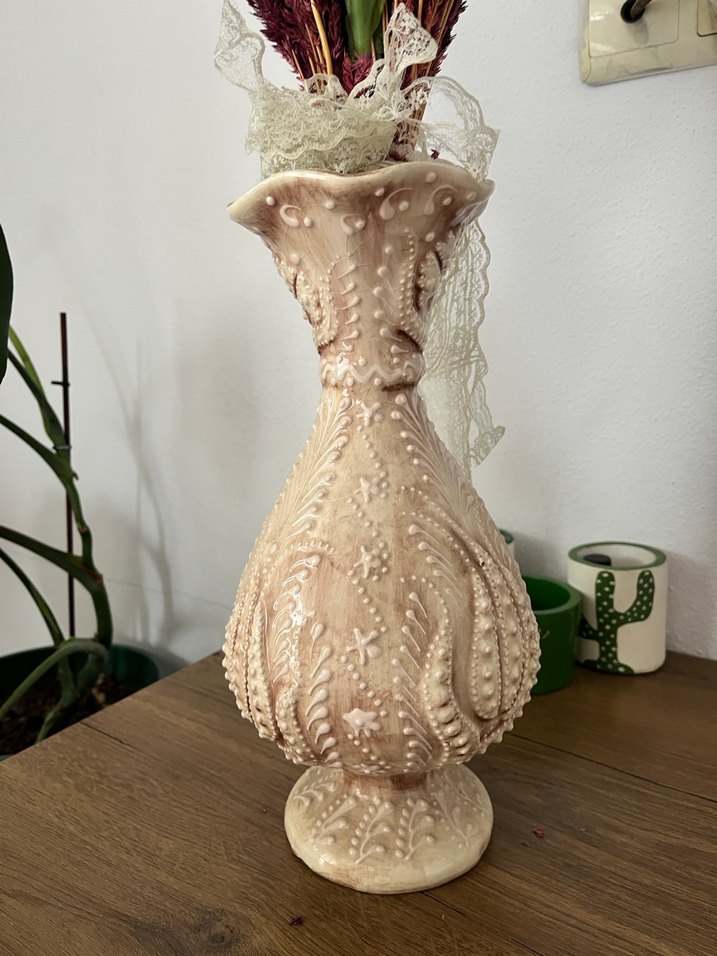 Bej Renkli Kabartmalı Vazo - Görsel 2