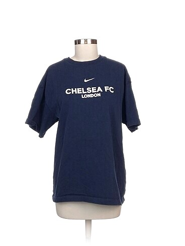 Nike T-shirt %70 İndirimli.
