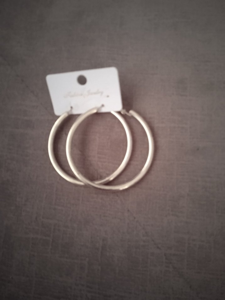 Minimalist Bej Midi Halka Küpe - Görsel 2