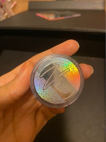 Beden Niou marka mor jel glitter.
