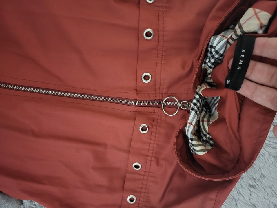 Bordo Uzun Düğmeli Kadın Yağmurluk - Görsel 2