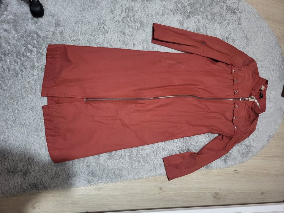 Bordo Uzun Düğmeli Kadın Yağmurluk - Görsel 3