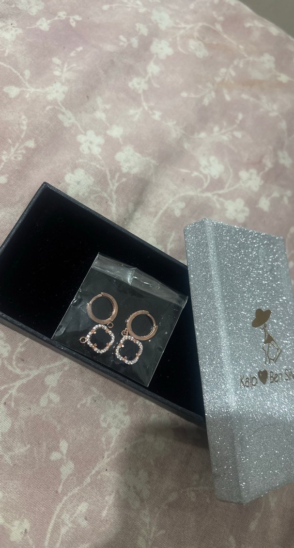 Pembe Mini Payetli Küpeler - Görsel 4