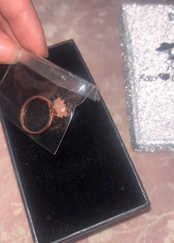 Pullu Altın Renkli Kadın Yüzük - Görsel 2