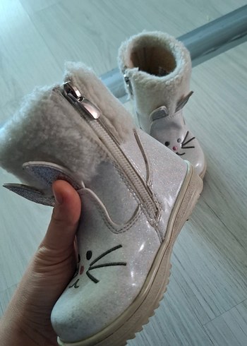 Kız Çocuk Beyaz Nakışlı Kürklü Bot - Görsel 3