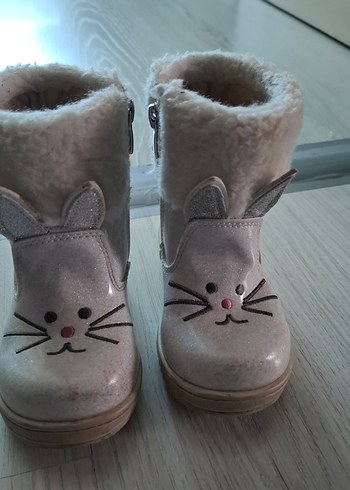 Kız Çocuk Beyaz Nakışlı Kürklü Bot - Görsel 2