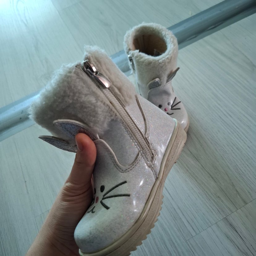 Kız Çocuk Beyaz Nakışlı Kürklü Bot - Görsel 3