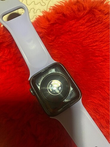 Beden Apple Watch SE 44mm Alüminyum ? Orijinal Şarj + Kordon ? Temiz