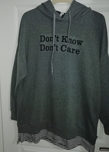 Gri kapşonlu sweatshirt