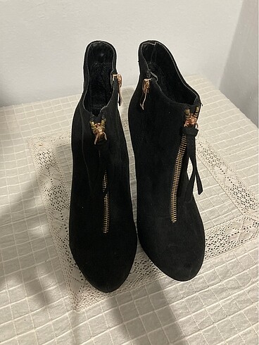 Zara Siyah topuklu kısa çizme
