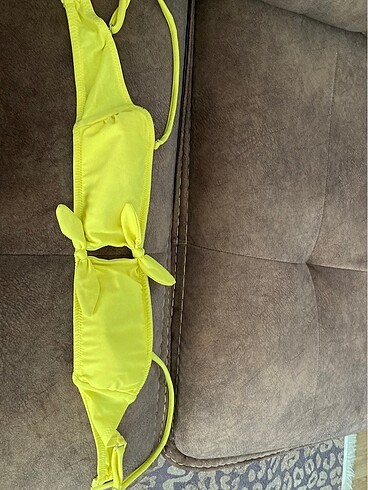 Bikini üstü sarı straplez askı çıkıyor