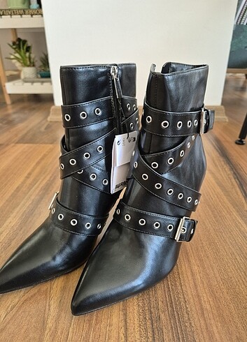 Bershka Zımbalı ve tokalı bantlı stiletto topuklu bilekte bot