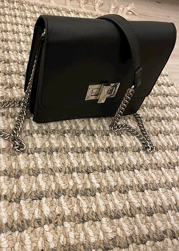 Zincir Detaylı Bershka Siyah Çanta