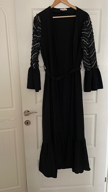 WHİTE CORNER MODEL KOLLARI BONCUKLU ABAYA
