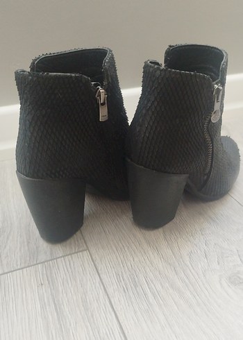 Yılan Desenli Siyah Topuklu Bot - Görsel 5