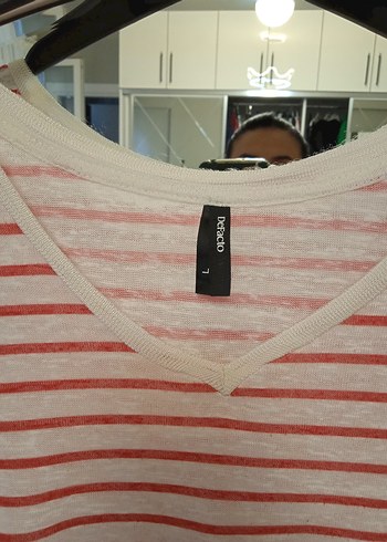 Kadın Kırmızı Çizgili V Yakalı Tişört - Görsel 2