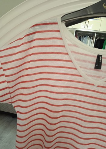 Kadın Kırmızı Çizgili V Yakalı Tişört - Görsel 3