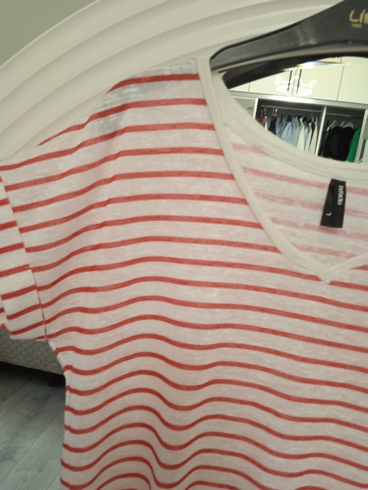 Kadın Kırmızı Çizgili V Yakalı Tişört - Görsel 3