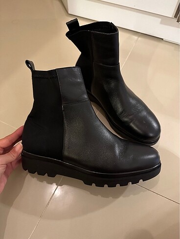 Nine West Bot
