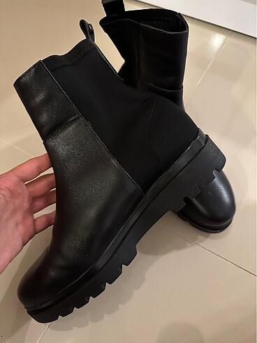 Nine West Nine West Bot