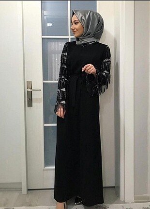 Kolları payetli kuşaklı elbise