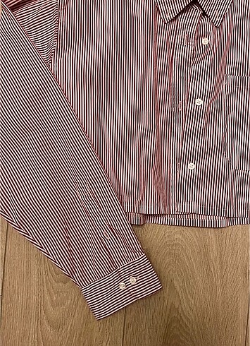 Stradivarius kırmızı çizgili crop gömlek