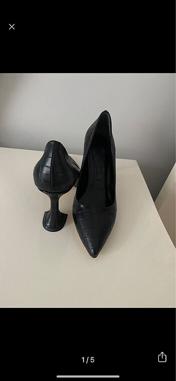 Siyah suni deri desenli topuklu ayakkabı