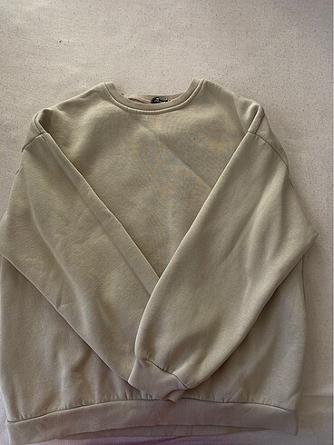 bej sweatshirt
