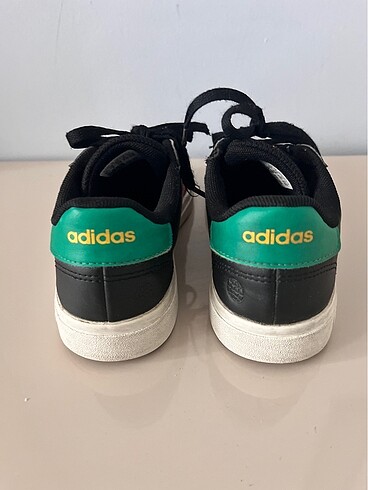 34 Beden Adidas çocuk spor ayakkabı