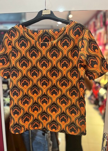 Kısa Kollu Retro Desenli Kahverengi Bluz