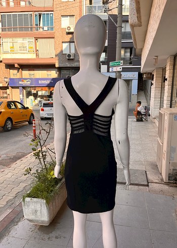 Siyah sırt detaylı Mini Gece Elbisesi