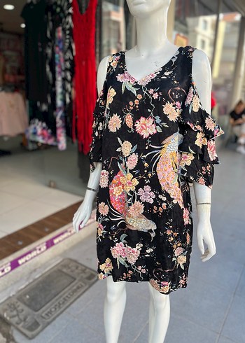 Çiçek Desenli Siyah Mini Elbise