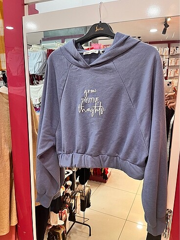 KAPŞONLU CROP SWEAT