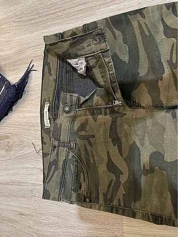 Diğer asker desenli kot pantolon