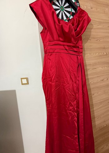 Kırmızı yırtmaçlı abiye - Görsel 2