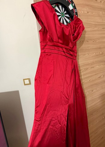 Kırmızı yırtmaçlı abiye - Görsel 3