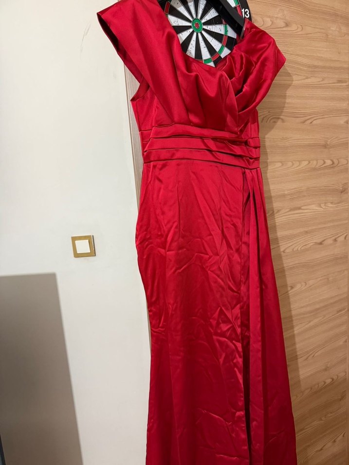 Kırmızı yırtmaçlı abiye - Görsel 2