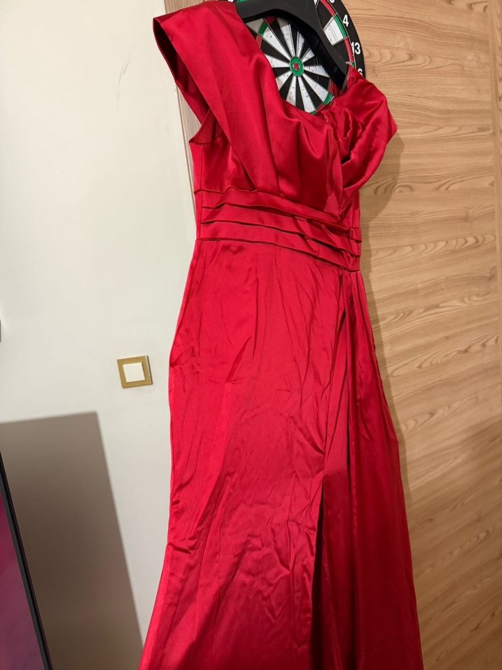 Kırmızı yırtmaçlı abiye - Görsel 3