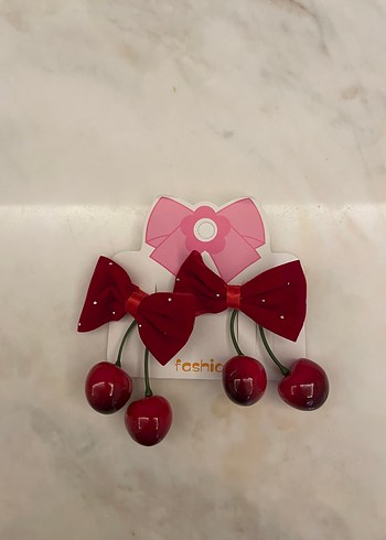 Kız Çocukları için Kırmızı Kirazlı Fiyonk Toka