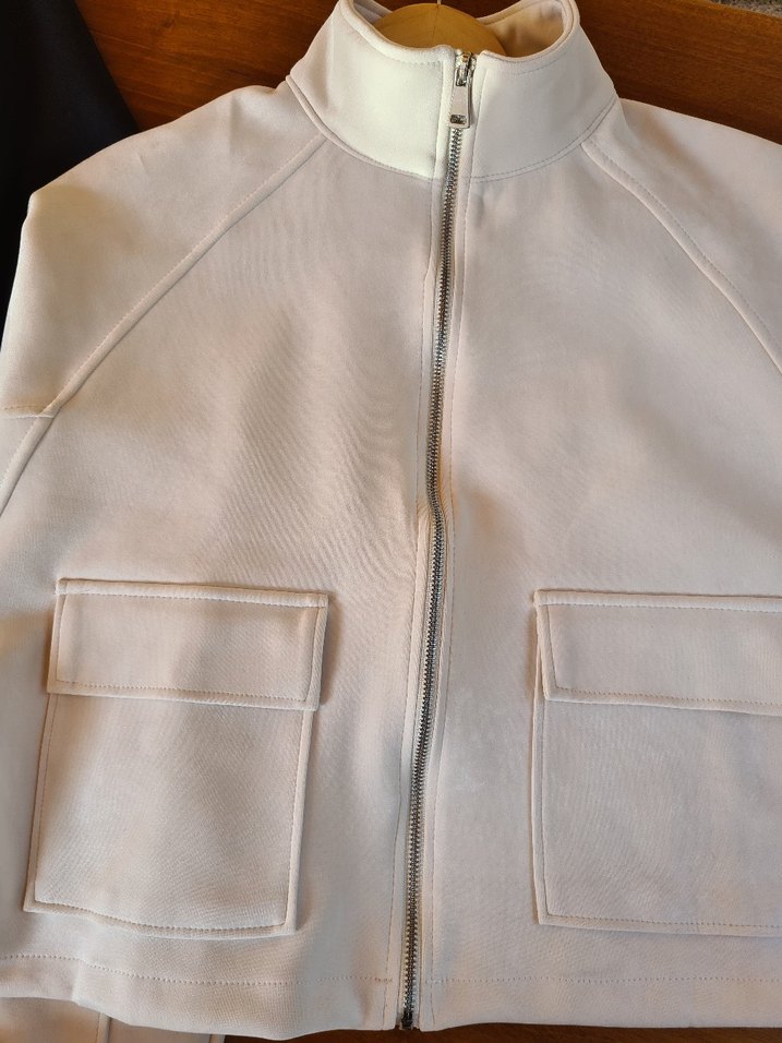 Kadın Beyaz Süet Yüksek Yakalı Fermuarlı Ceket - Görsel 2