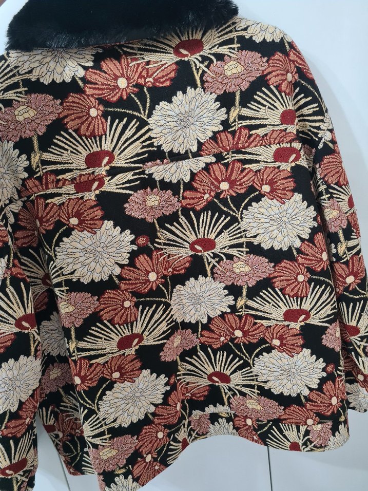 Kahverengi Çiçek Desenli Kadın Kısa Ceket - Görsel 3