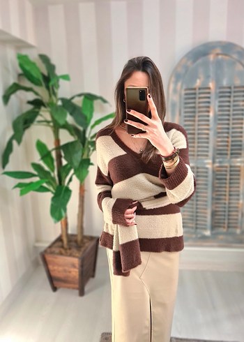 V Yaka Çizgili Kahverengi Bej Triko Kazak - Görsel 4