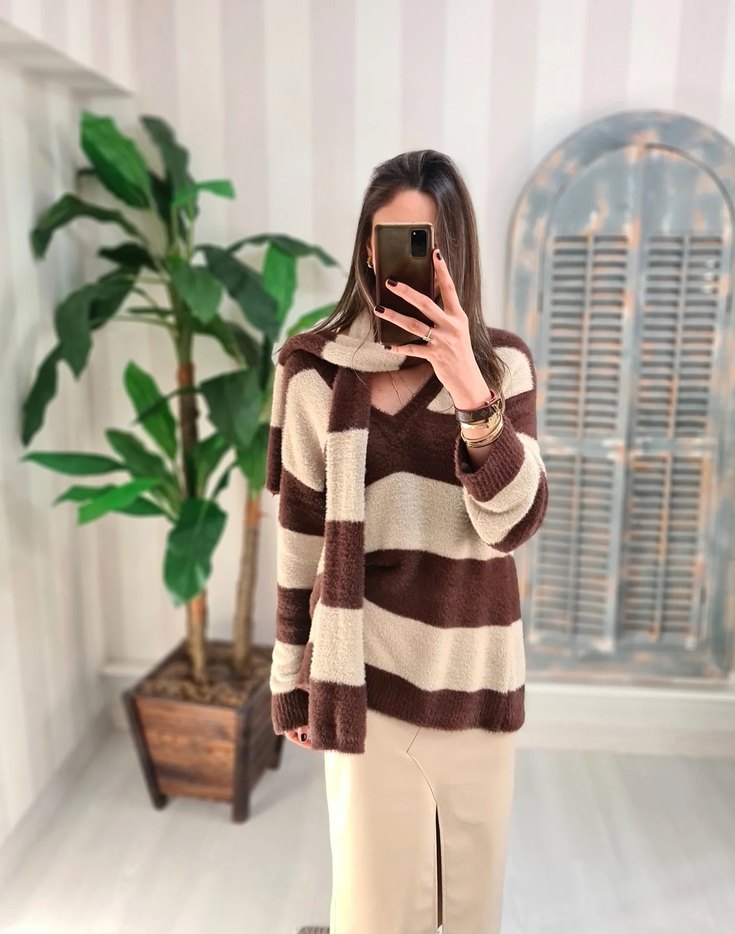 V Yaka Çizgili Kahverengi Bej Triko Kazak - Görsel 5