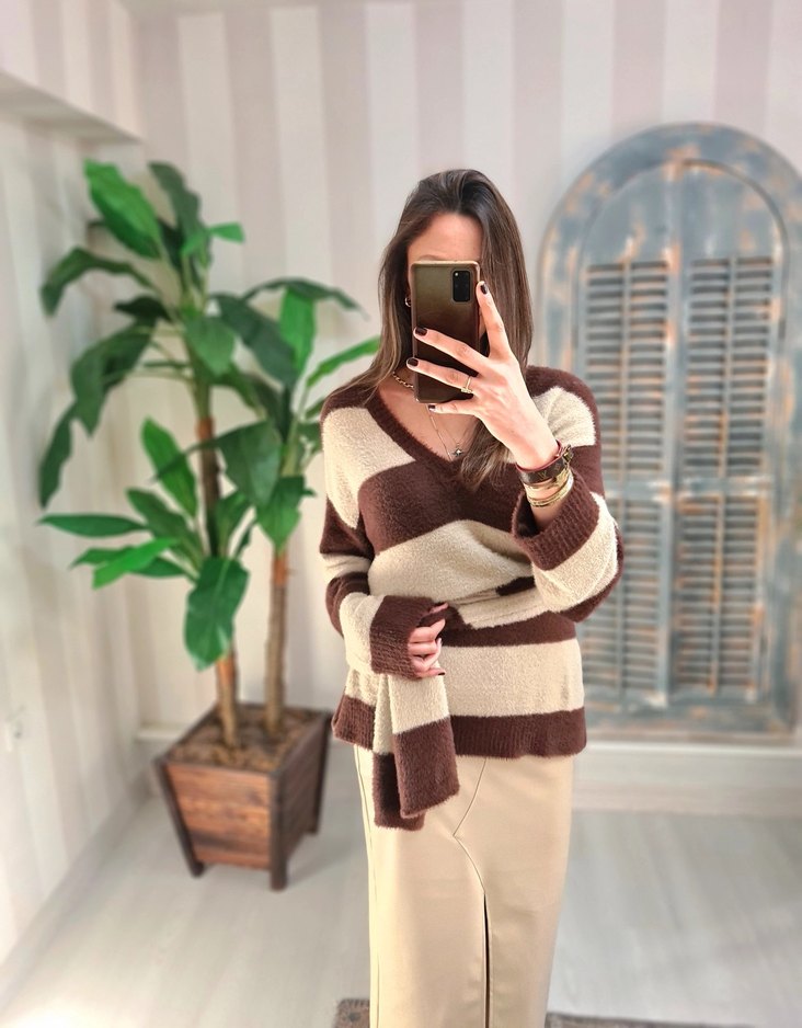 V Yaka Çizgili Kahverengi Bej Triko Kazak - Görsel 4
