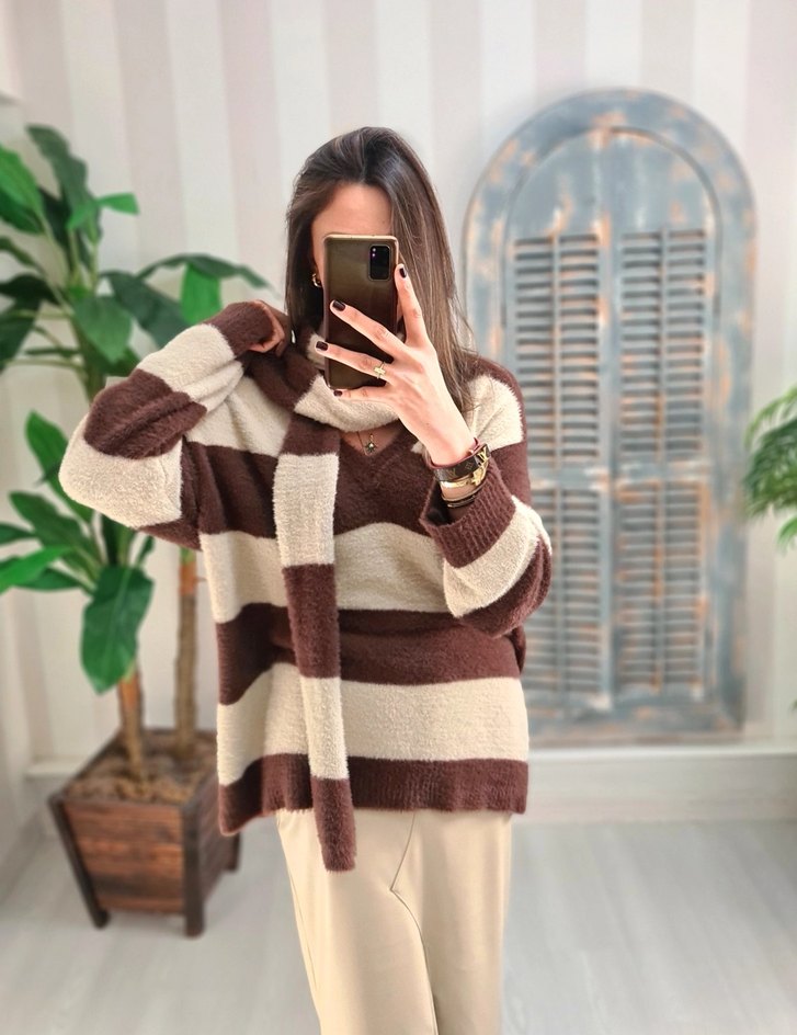 V Yaka Çizgili Kahverengi Bej Triko Kazak - Görsel 2