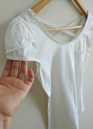 Bayan beyaz tshirt S beden pamuklu koll ve sırt detaylıdir.