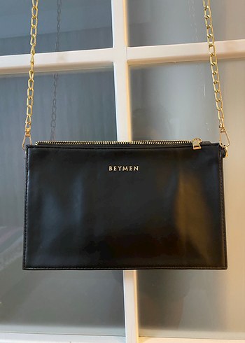 Zincir Detaylı Parlak Siyah Deri Kadın Çanta